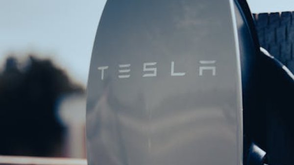 Die neue Tesla Powerwall 3P verspricht mehr Leistung für Ihr Zuhause.