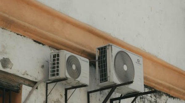 Das Klischee der Stromfresser-Klimaanlage ist überholt: Moderne Geräte kühlen günstig.