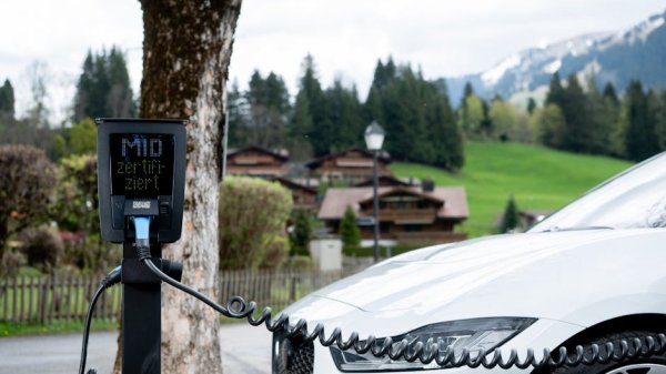 Mit der richtigen Strategie laden E-Autos deutlich häufiger mit eigenem Solarstrom.