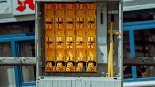 Mehr Leistung auf dem Balkon: Bis zu 7000 Watt Solarmodule sind erlaubt, die Einspeisung ist aber auf 800 Watt begrenzt.