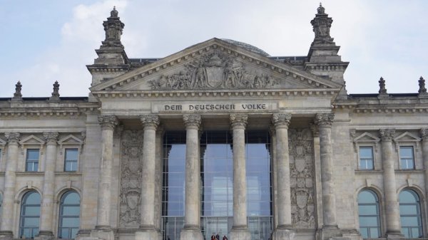 Die Zapfsäule wird zum Preiskarussell – doch nun soll die Fahrt gebremst werden.