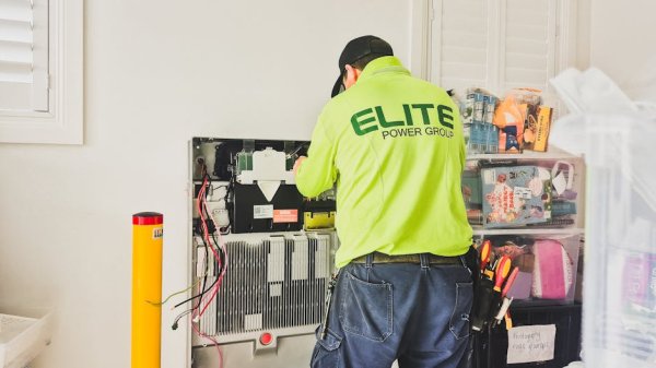 Mit einem Batteriespeicher können Sie den tagsüber erzeugten Solarstrom auch dann nutzen, wenn Sie ihn am meisten brauchen – in den Abend- und Nachtstunden.
