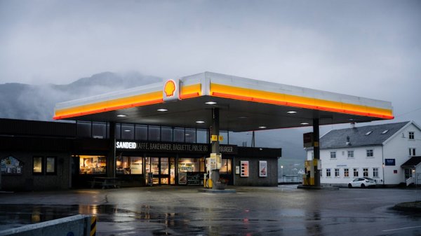 Die steigenden Spritpreise belasten viele Autofahrer – ein Ökonom warnt jetzt vor einer Eskalation.